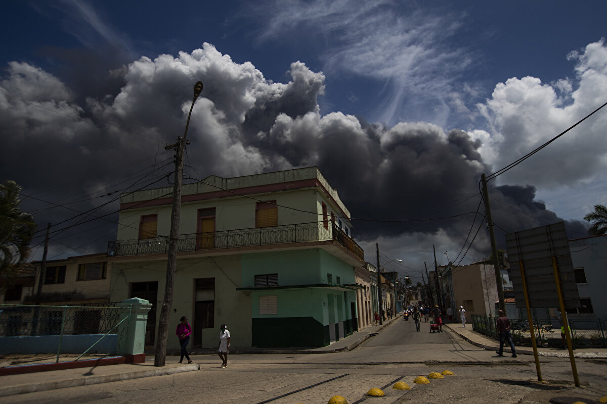 Yetkililer, yıldırım isabet etmesi nedeniyle limanda bulunan yakıt depolama tanklarında yangın çıktığını belirtmiş, ilk belirlemelere göre 77 kişinin yaralandığını, 17 itfaiyecinin ise kayıp olduğunu bildirmişti.<br>