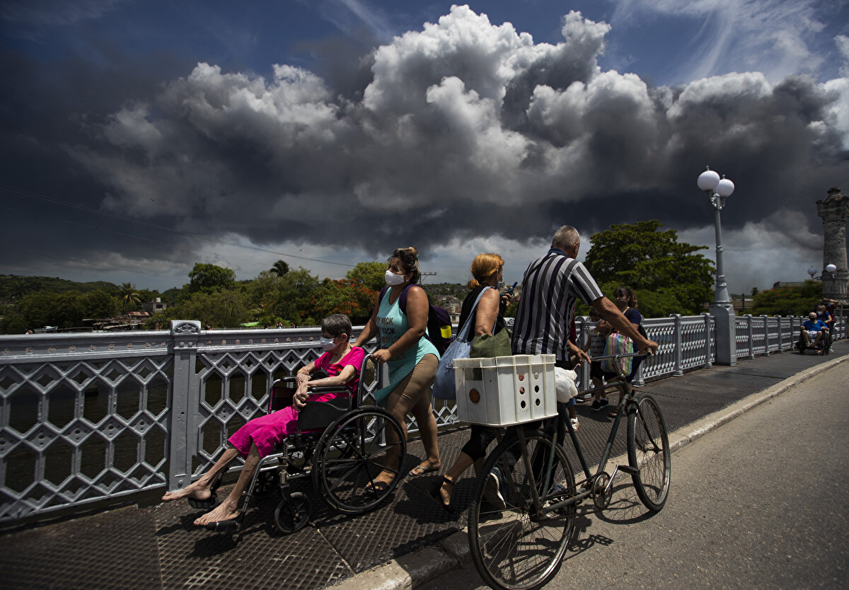Meksika ve Venezuela uzman ekiplerini, yangının kontrol altına alınması için uluslararası iş birliği çağrısında bulunan Küba'ya gönderdi.<br>