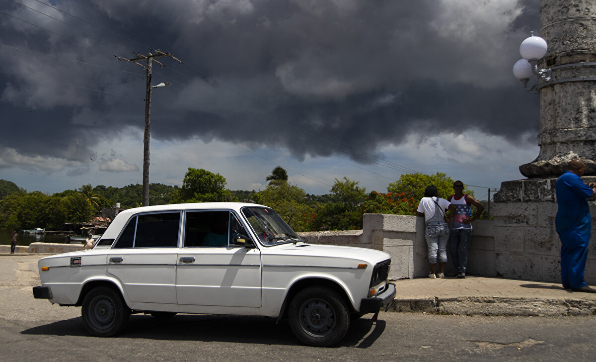 Bölgede toplamda 8 tankın olduğunu kaydeden Jorge, 4 tankın halen yandığını ve yangının diğer tanklara sıçrama tehlikesinin ise devam ettiğini söyledi.<br>