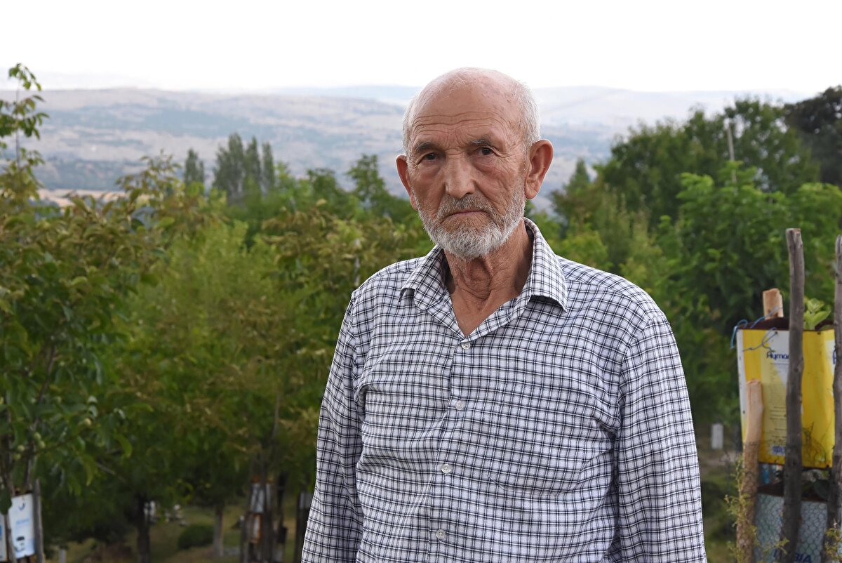 Suyu getirdikten sonra meyve diktim. İnsanlar ve kuşlar faydalansın istedim. Sabah kalktığımda ilk sabah namazına gidiyorum. Sonra hafif bir kahvaltı yapıyorum. Hanımla beraber başlamıştık. Hanım 7 yıl önce öldükten sonra ağaçların nesli tükenmesin diye her gün gelip çapa yapıyorum, sulayıp, gübreliyorum. Hanımla beraber bu fidanları yetiştirelim dedik. Hatta onun adına da 2 ceviz ağacı var. Sonuna kadar devam ettireceğim. Hanım öldükten sonra bana hayat veren bu ağaçlar oldu.