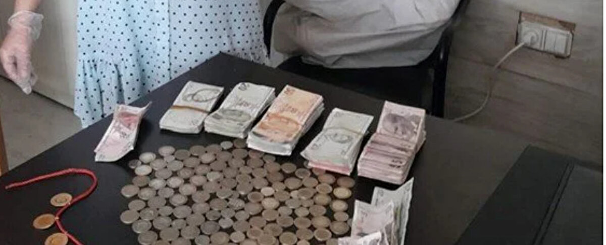 Ekipler, Basın Caddesi'nde dilencilik yapan kadını, Zabıta Müdürlüğüne götürdü.<br><br>Dilencinin üst aramasında 9 bin 165 lira ile 10 Cumhuriyet ve yarım altın bulundu.<br><br>Dilencinin üzerinden çıkan para ve altınlara el konuldu.Yapılan işlemin ardından kadın, güvenlik güçlerine teslim edildi.<br><br>