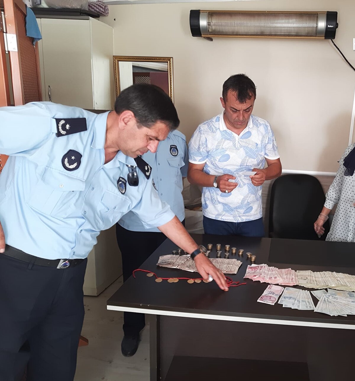 Afyonkarahisar'da dilencilik yapan kadının üzerinde 10 Cumhuriyet altını ile 9 bin 165 lira ele geçirildi.<br><br>Afyonkarahisar Belediyesi Zabıta Müdürlüğü ekipleri, kentte dilencilere yönelik çalışma başlattı.