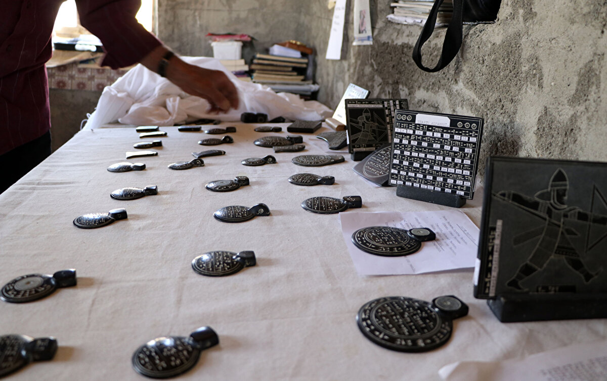 Van- Hakkari kara yolunda Urartulara ait Çavuştepe Kalesi'nde 43 yıl kadrolu bekçilik yaptıktan sonra 2005 yılında emekli oldu. Son 17 yıldır da gönüllü olarak kalede bekçilik yapan 11 çocuk babası Kuşman, bölgeye gelen yerli ve yabancı turistlere Urartu alfabesini anlatıyor. Dünyada Urartucayı bilen ender kişilerden olan Kuşman, taşların üzerine Urartuca yazdığı tablet ve kolyeleri satarak, geçimini sağlıyor.