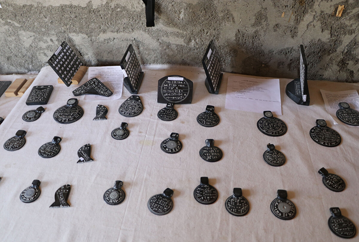 'BURADA ÇOK GÜZEL GÜNLERİM OLDU'<br>Artık yaşlandığını belirten Kuşman, "60 yıldır bekçilik yapıyorum. Şu an 82 yaşındayım. Önümüzdeki kasım ayında bu işi tamamen bırakıyorum. 82 yıldır dünyaya çalışıyorum, biraz da ahiretimiz için çalışalım. Bu dili, bir oğluma öğrettim. O da Van'da SGK'da şef. Sınava girdi, müdürlüğü kazandı. O da şimdi Hakkari'nin Yüksekova ilçesinde müdürlük yapıyor. 60 yıl aralıksız bekçilik yapmak benim için iyi bir şeydi. 25 yaşında olsaydım, başka bir işten teklif dahi gelseydi yine Çavuştepe'de bekçilik yapardım. Burada çok güzel günlerim oldu" ifadelerini kullandı.