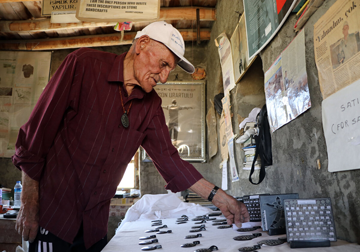 Gürpınar ilçe merkezine 10 kilometre mesafedeki Urartu dönemine ait Çavuştepe Kalesi, M.Ö. 764- 734 tarihleri arasında 2'nci Sarduri tarafından yaptırıldı. Kurucusuna izafeten kale, Sardur'un şehri anlamında 'Sardurihinili' olarak adlandırılıyor. Tarihi kale, İstanbul Üniversitesi Edebiyat Fakültesi'nden Prof. Dr. Arif Erzen tarafından 1961-1986 yılları arasında yürütülen kazılar sonucunda ortaya çıkarıldı.