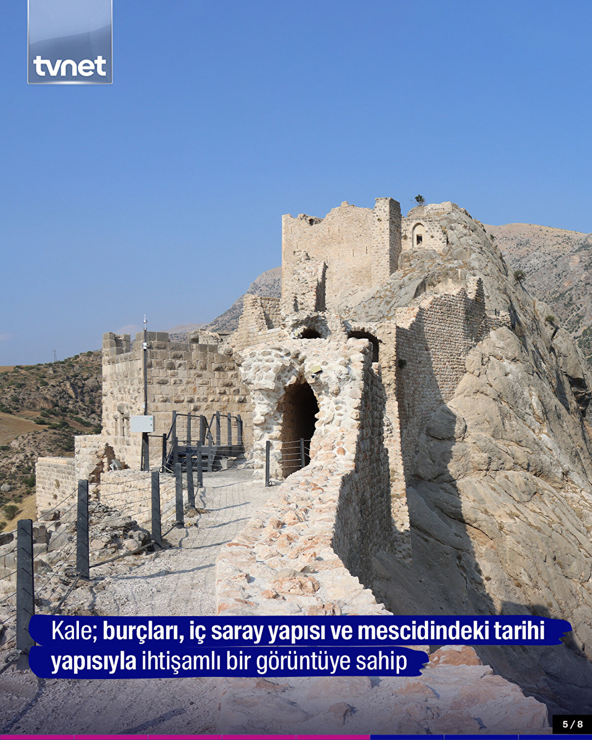 Kale; burçları, iç saray yapısı ve mescidindeki tarihi yapısıyla ihtişamlı bir görüntüye sahip.