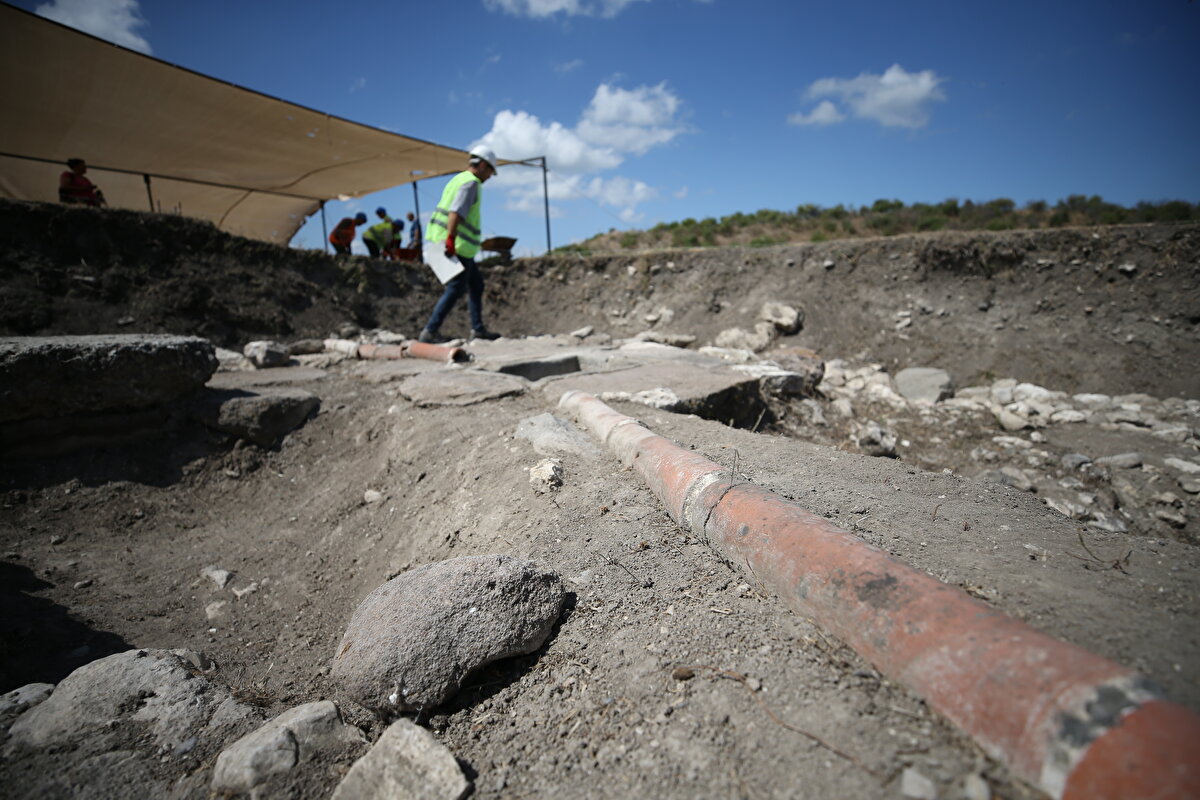 "Künklerde yer yer kontrol noktaları saptadık. Bu kontrol noktaları, künklerde suyun kirecinden dolayı bir tıkanma olursa bu noktalar sayesinde bir tel vasıtasıyla veya bir başka aletle bu künklerin tekrardan kullanıma açılması, suyun rahatça akmasını sağlıyor. Bu yapı kesinlikle bir su altyapı sistemidir ve içme suyu sağlamaya yöneliktir. Bu dönemdeki künkler pişmiş topraktan imal ediliyordu ve kireçten harçlarla birlikte birbirine tutturuluyordu. Bu malzemeler zayıf malzemelerdir, yer yer kırılabiliyor. Bizim elimize geçen künkler, güzel korunmuş olarak geçti. Herhangi bir bozulma, yıpranma büyük ölçüde görmedik. Künklerin üstünde kısmen korunmuş bir döşeme gördük, o döşemeyi kaldırdıktan sonra künklerin bu döşemenin altından geçtiğini gördük. Başka şehirlerde, başka forumlarda bu künklerin toprak üstünde de kullanıldığını biliyoruz."
