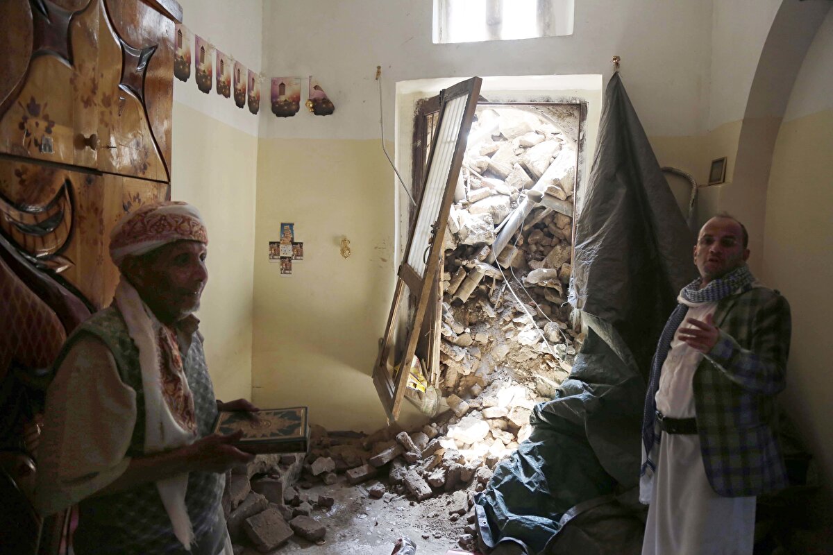 Yüzyıllardır ayakta duran tuğla ve ahşap kirişler, bu sezonki yoğun yağışlar nedeniyle artık ayakta duran yapılar arasında devasa moloz yığınlarını oluşturuyor.