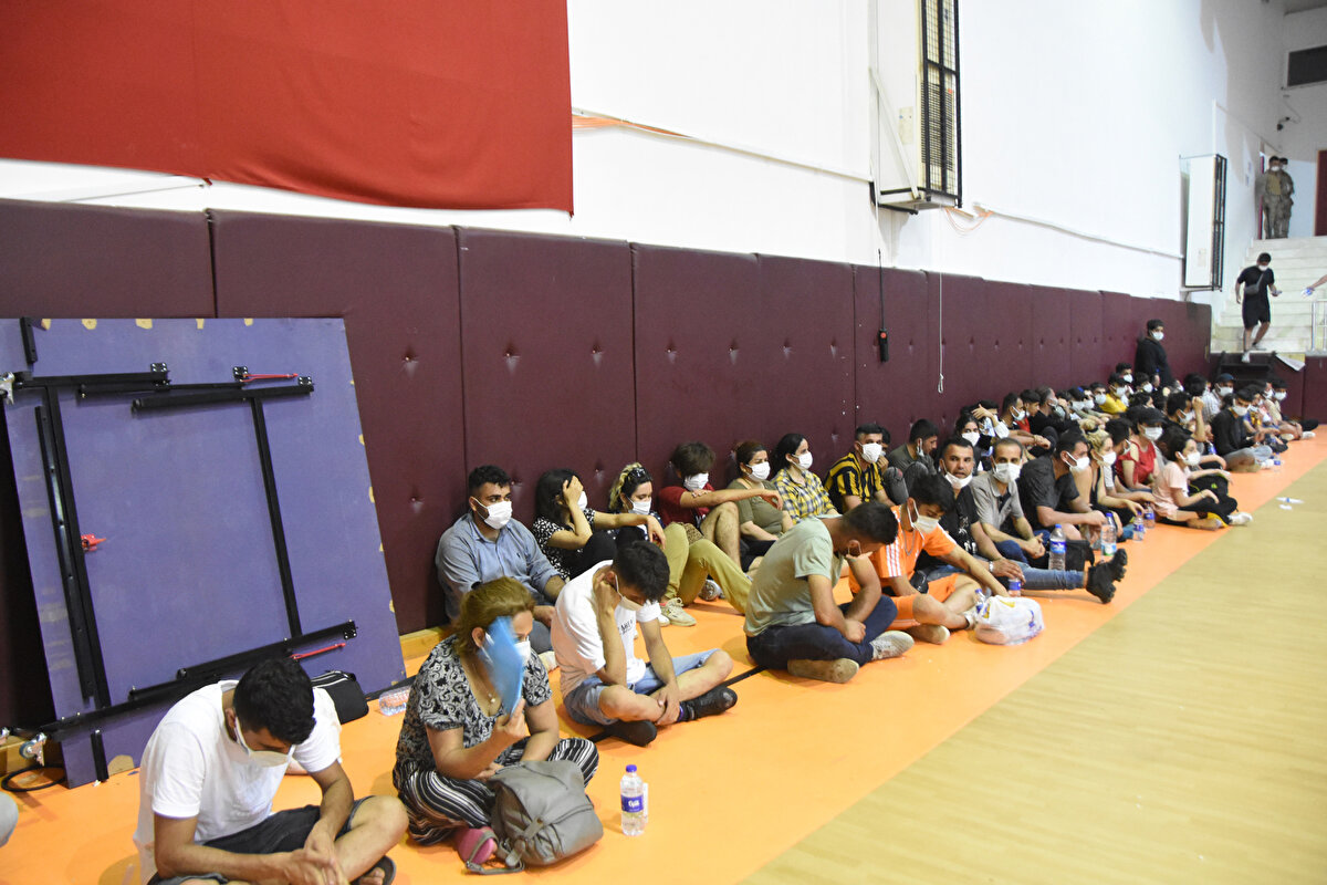 İlçe Jandarma Komutanlığı ve Sahil Güvenlik Kekova Bot Komutanlığı ekipleri, deniz yoluyla bölgeye gitti. Ekiplerin geldiğini gören grup, adanın farklı yerlerine kaçmaya çalıştı. 