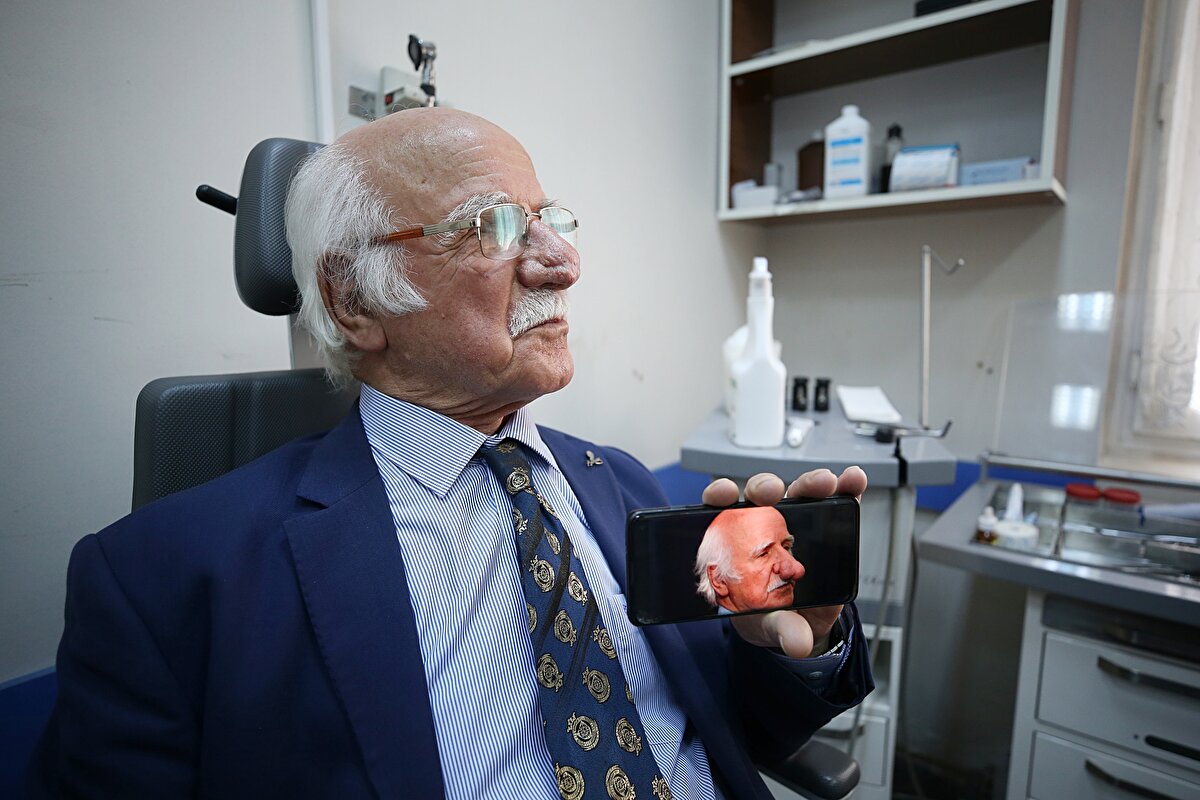 Hastanın burnundaki kitle nedeniyle farklı tetkikler yaptığını aktaran Operatör Dr. Köprücü, "Daha çok yağ karakterli bir kitle olduğu yönünde kanaat kıldık. Bunun cerrahi müdahale ile alınması gerektiğini hastaya bildirdik. Hasta bize güvendi ve ameliyatımızı gerçekleştirdik. Rinofima (gül hastalığı) veya fimotez roza isimli bir hastalık bu. Genelde hastayı meşgul eden ve iyileşmesi zor tedaviler var. Biz farklı şekilde derisini kaydırarak bu hastalığı iyileştirmeye çalıştık. Hastanın uyumuyla güzel bir sinerji yakaladık ve kendisi sıhhatine kavuştu" diye konuştu.