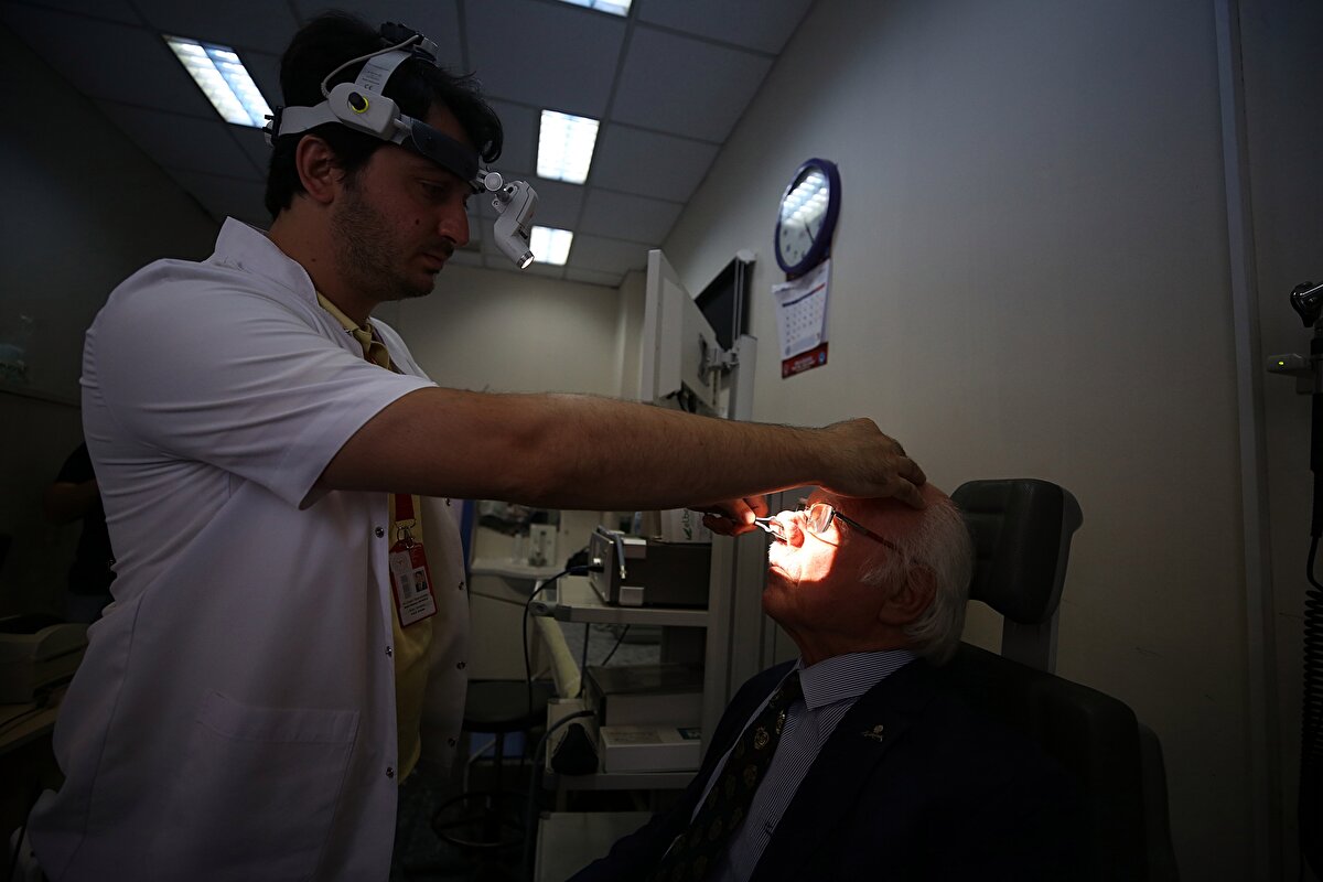 Burundan yaklaşık 100 gram civarında bir parça aldıklarına dikkati çeken Köprücü, "100 gram dediğimiz dile kolay bir şey ama burnunun ucunda bu ağırlıkla yaşadığını düşünürseniz aslında çok kolay değil. Araya pandeminin girmesi, insanların hastaneden korkması ve maske ile bunun gizlenebilmesi bu kadar ilerlemesine neden oldu. Erken vakitte gelseydi kendisi ve bizim için daha konforlu bir ameliyat olabilirdi" dedi.