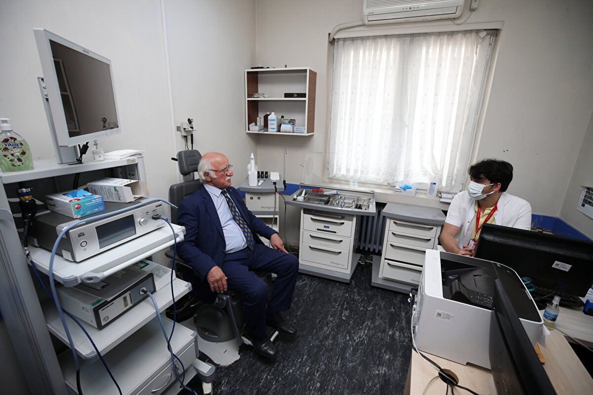 Çocuklarım İstanbul'da olmamı istedi. O zaman tereddütte kaldım ve uzattık. Gereksiz yere bir rahatsızlık geçirdik. İnsanların buraya güvenmesi, tedavilerini, ameliyatlarını burada yaptırması lazım. Dışarıya gitmenin bir anlamı yok bence. Doktorlarımıza güvenmemiz gerekiyor." ifadesini kullandı.<br>