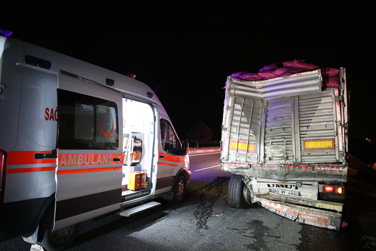 <br>İhbar üzerine olay yerine 112 Acil Sağlık, polis, jandarma ve itfaiye ekipleri sevk edildi.<br><br>Olay yerine gelen sağlık ekiplerince yapılan kontrolde, otobüste muavin olarak çalışan Rasim Kutlucan'ın (25) hayatını kaybettiği belirlendi.