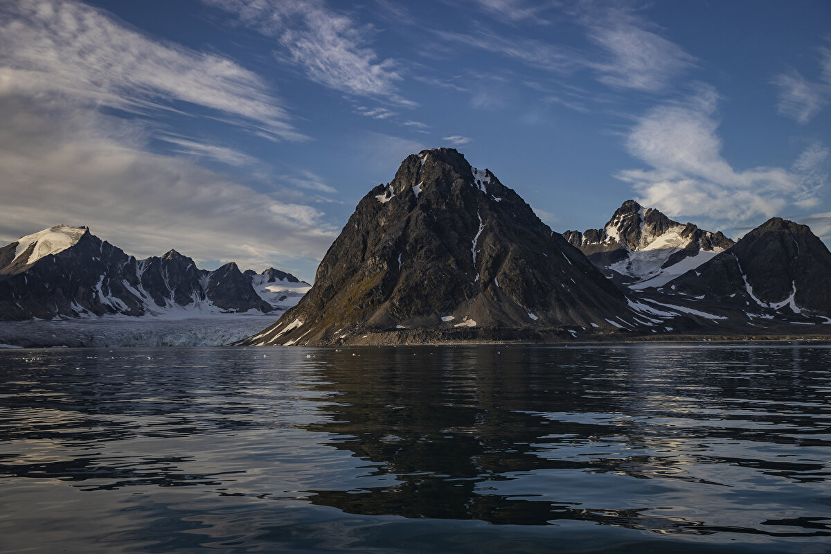 Yaklaşık bin yıllık bir döngüden bahsediyoruz. Tabi ki bu akıntı sistemi bildiğimiz, öğrendiğimiz diğer akıntıları da besleyen sistem. Akıntılar bizim için önemli, çünkü kara parçaları ve denizler ısıyı tutabilirken aslında atmosfer ısıyı tutan bir yapıda değil. Bu sebeple bu akıntı sistemi hem hava kütlelerini hem su kütlelerini hareket ettirerek iklimin oluşmasına ve dünyanın bir buz kütle olmasını engellemeye yarıyor." dedi.<br>