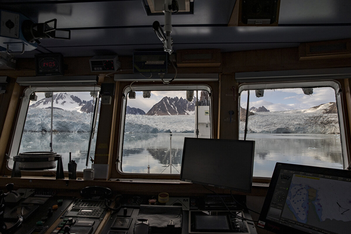 Kapt. Özgün Oktar, günlük hayatta da iklim değişikliklerinin etkilerini hissettiklerini ifade ederek, " Belki doğru bir kıyas olmayacak ama 2019`da gerçekleştirilen ilk Arktik Bilim seferinde aynı dönemde gemimizle 80,5 derece enlemine kadar ulaşmış ve burada deniz buzu ile karşılaşmıştık. Bu sene ise 82 derece enlemine kadar neredeyse ulaşmayı sağladık. Bu da arktik bölgesinde şu ana kadar erimiş ve tekrar donmayan yaklaşık 1,5 milyon kilometrekare deniz buzunun bizim için günlük bu seferler açısından gösterimi olmuş oldu." yorumunu yaptı.<br>