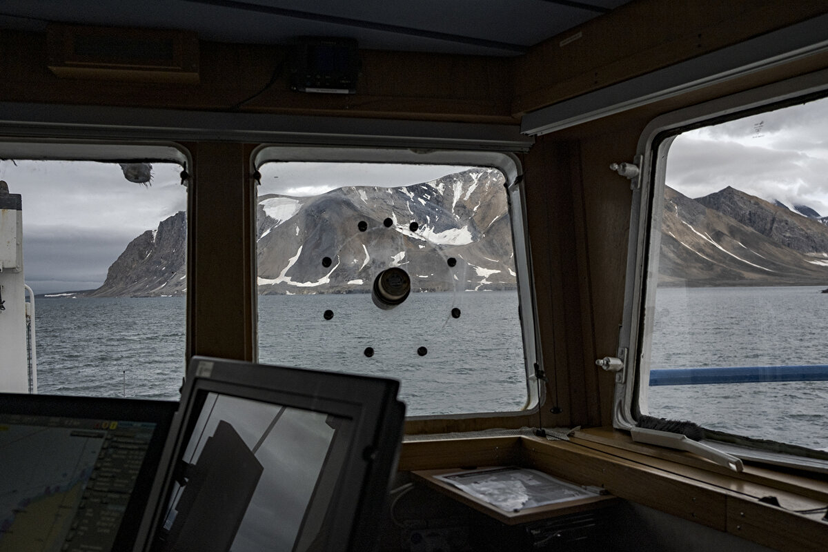 "Bu buz örtüsü deniz ile atmosfer ilişkisini değiştirirken aynı zamanda iklimlerin oluşması için önemli bir girdi sağlar." yorumunu yapan Oktar, " Yine bu deniz buzları buradaki birçok canlı türü için de evdir, avlanma alanıdır, beslenme alanıdır. Bu sebeple önemli bir noktadadır. Deniz buzlarını 1970’lerden günümüze kadar uydu verileri ile takip ediyoruz. Ancak uydu verileri demek yersel doğrulama ihtiyacı var demek. Biz de yaz sezonu için Barents Denizi’nde deniz buzlarını gözlemleyerek bunların uydu verilerinin doğrulanması için çalışmalarımızı sürdürüyoruz" değerlendirmesinde bulundu.<br>