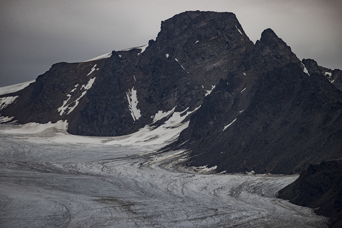 Işıler sözlerine şöyle devam etti: "Günümüzde hem buz kıran gemilerin çoğalmasının hem de bu alanda çalışan personel sayısının artmasının önü açılıyor. Gemilerin geçtiği rotalar boyunca bıraktığı bir takım izler aynı zamanda ticaret sistemini ve hacmini de belirler konumda bilgiler sunuyor. Ayrıca kullanılmaya başlanılan Kuzey Deniz rotalarındaki gemilerin sayısı, kullandıkları ekipmanlar, taşıdıkları yük miktarları dünya ticaretinin geleceği hakkında önemli veriler sunuyor. Artık deniz buzu içerisinde seyir edilebilen bölgeler olduğu için gemilerin de yeni rotalarla birlikte başka yakıt kaynaklarıyla ya da daha kısa su yollarında seyretmelerinin incelenmesini sağlıyoruz."<br>