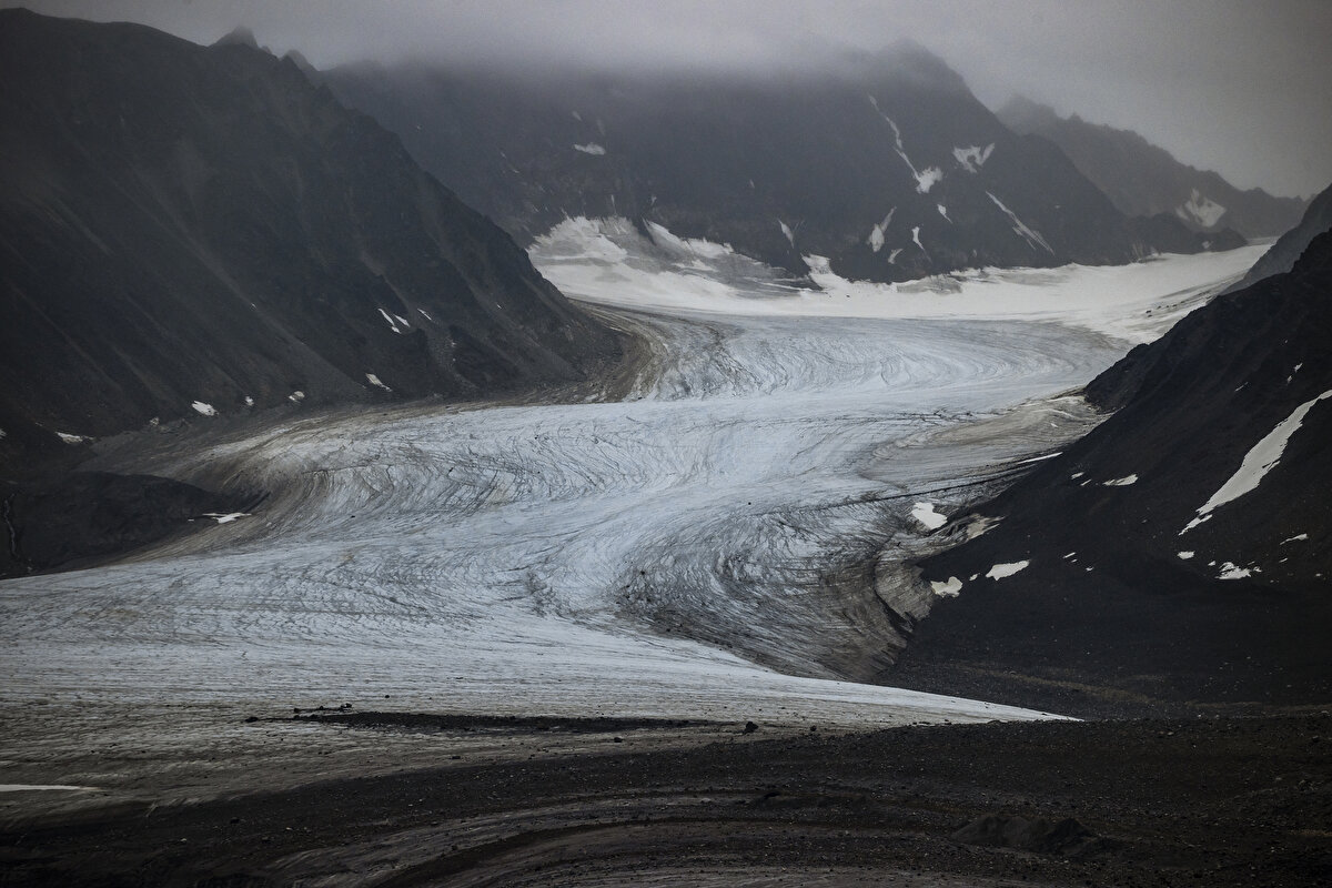 Antarktika kıtasında rezervlerin daha zengin olduğunu ifade eden Kapt. Özgün Oktar, " Antarktika’da herhangi bir rezerv kullanılamıyor ama Arktik’e baktığımız zaman büyük petrol şirketlerinin milyarlarca dolarlık yatırımlarıyla buradaki petrolün, gazın halihazırda kullanıma girdiğini ve eriyen deniz buzu ile beraber yeni bölgelerin de bu amaçlarda kullanılabildiğini görüyoruz."<br>