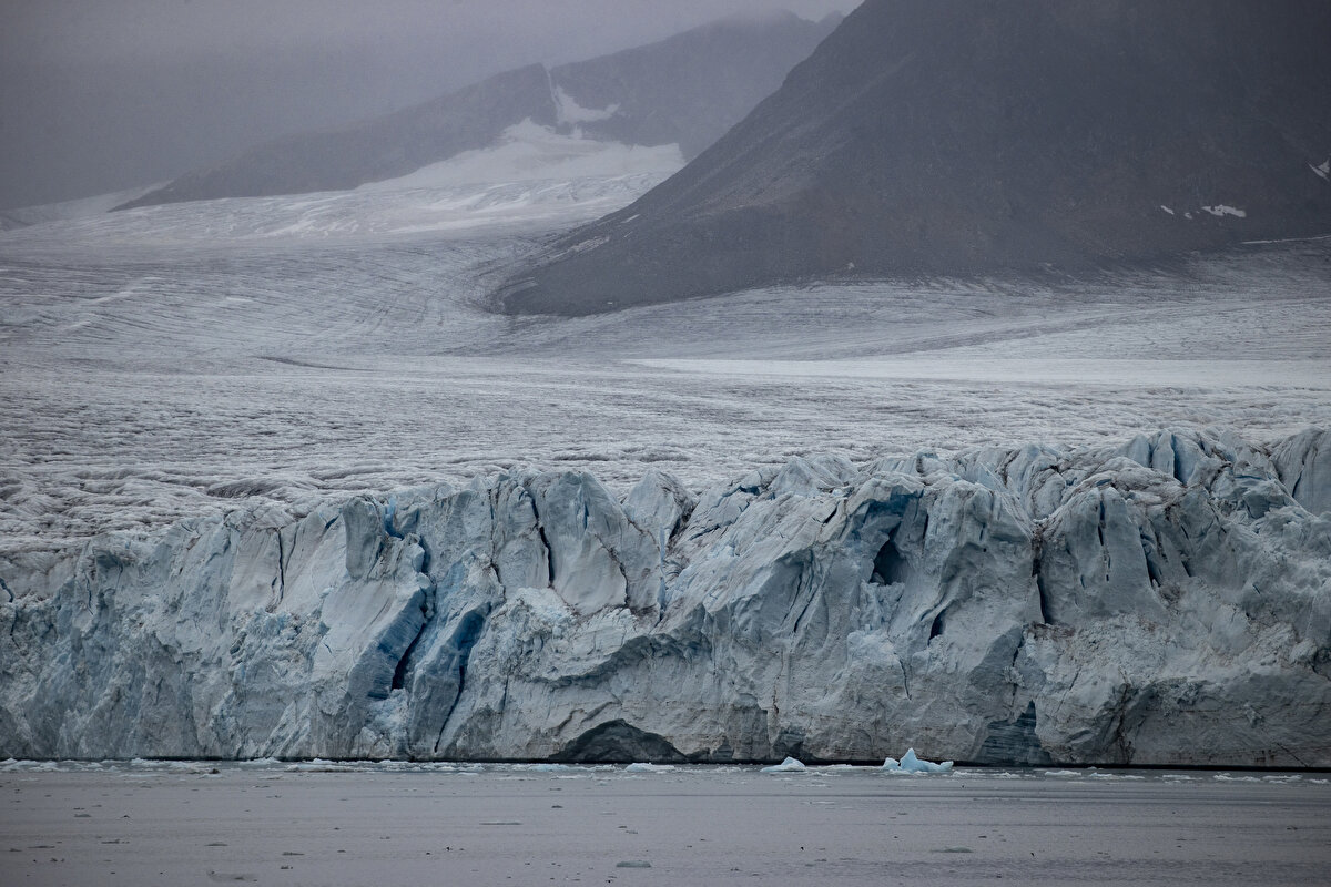 "Dünya üzerinde gemilerin seyirde uyması gereken birtakım kurallar mevcut. Bu kurallar okyanuslarda, su yollarında, denizlerde ve belirli bölgelerde daha da özelleşerek katı hale gelebiliyor." diyen Işıler, konuşmasını şöyle tamamladı:<br><br>"Uluslararası Denizcilik Örgütü`nün (IMO) koyduğu kurallar çerçevesinde her geminin özellikle atıkları konusunda hem hava atıkları hem de kendi çöp atıkları hususunda birtakım kuralları izlemesi gerekmektedir. Gemiler geçtiği bölgelerdeki emisyon değerleri ile, yani yakıtlarını yaktıktan sonra havaya saldıkları gazlarla birlikte, emisyon değerleri aslında hepimiz için bize iz oluyor. Günümüzde yüksek sülfürlü yakıtların kullanımı azaldığı için emisyon konusunda bir hayli dikkatli olunmakta. Kuzey deniz rotaları da aslında bu deniz rotalarını azalttığı için salınan emisyonları da azaltıcı görevi üstleniyor."<br>