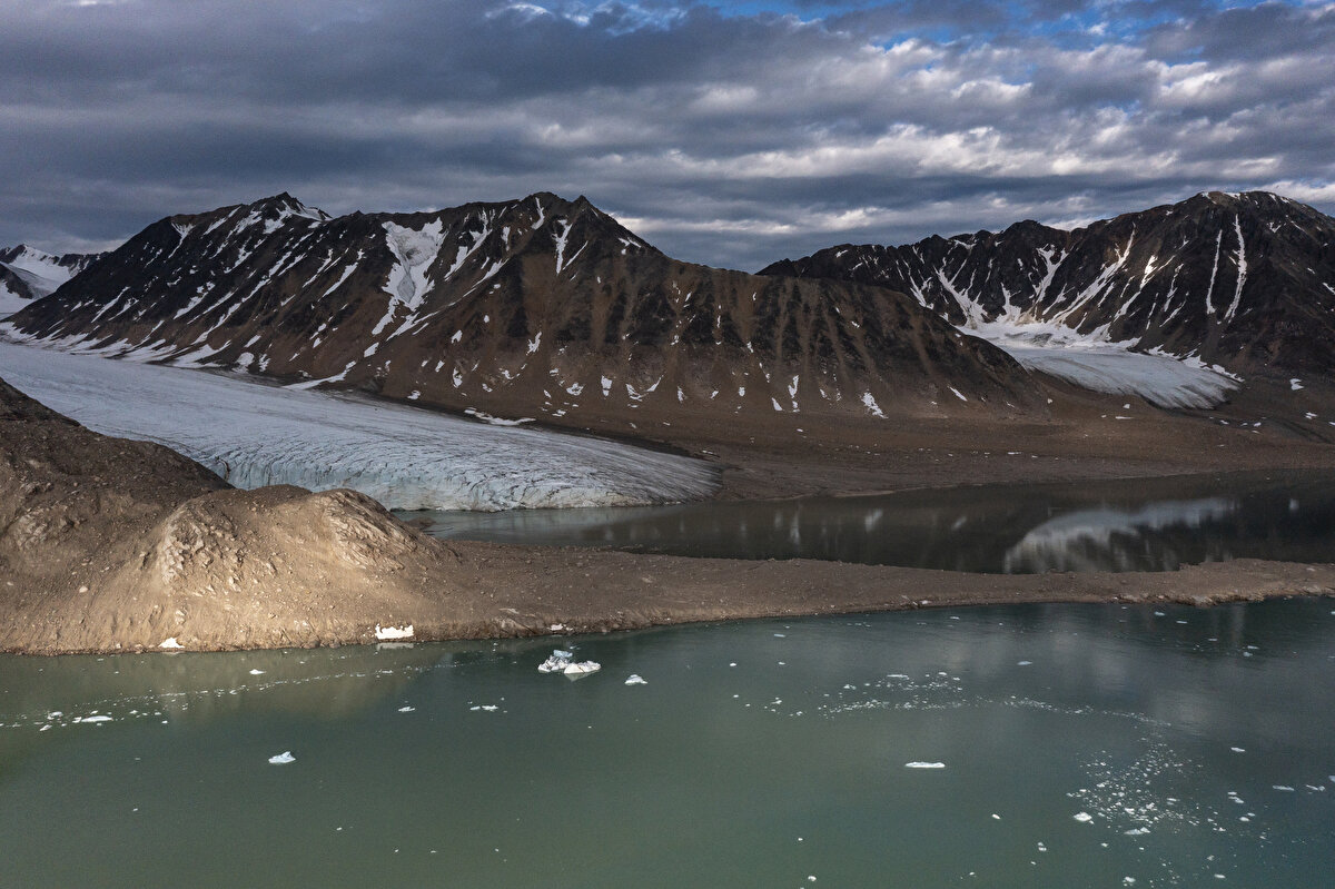 2. Ulusal Arktik Bilimsel Araştırma Seferinin deniz buzları ve buzullar konusunda çalışmalarını yürüten Lojistikten Sorumlu Sefer Lider Yardımcısı Kapt. Özgün Oktar, Arktik Okyanusu’nda gerçekleştirdiği en önemli projelerden birinin buzların gözlenmesi olduğunun altını çizerek "Deniz buzları aslında görülenden çok daha farklı yapılar. Arktik Okyanusu’nda kış döneminde deniz suyu sıcaklıklarının düşmesi, denizin donması ile oluşan deniz buzları yaz döneminde kısmen eriyerek okyanusun üzerinde bir örtü oluşturur." dedi.<br>