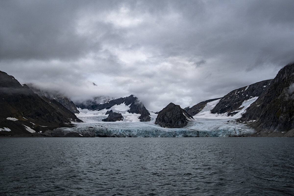 Oktar, deniz buzlarının deniz suyunun donması ile oluştuğunu ifade ederek "Deniz buzları donma sırasında içindeki tuzun bir miktarını denizin içine bırakarak, denizin dibinde daha yoğun bir su kütlesi oluşturuyor. Bu su kütlesi denizin tabanında bir akıntı sistemi başlatıyor. Bu akıntı sistemi bütün okyanusları dolanarak yine kutup noktalarına geliyor. Eğer bir damla suyu izleyebilseydik, bu bir damla suyun Arktik Okyanusu’ndan başlayıp bütün dünyayı dolaşarak tekrar Arktik Okyanusu’na gelmesi bin yıl sürecekti.<br>