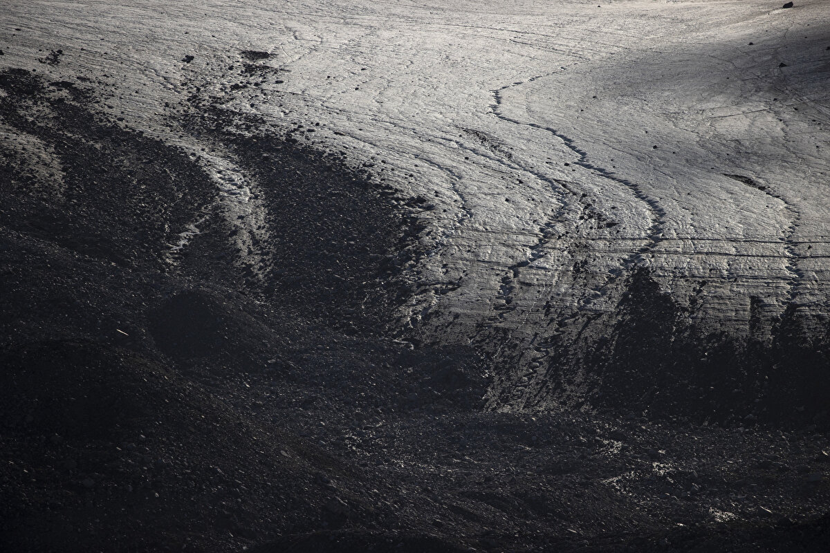 Arktik bölgenin, etrafı kıtalarla çevrili dünyanın en sığ okyanusu olduğunu söyleyen Oktar şunlara dikkati çekti:<br><br>"Bir göl gibi düşünün, bir tarafında Kuzey Amerika kıtası, bir tarafında Asya ve Avrupa var. Antarktika’ya baktığımızda ise etrafı okyanusla çevrili büyük bir kıta görüyoruz. Antarktika dünyadaki buzullarının yüzde 90’ını barındırıyor. Geri kalan buzullardan bir kısmı Himalayalar’da ama çoğunluğu Arktik’te, Grönland’da ve Svalbard Takımadaları üzerinde. Bu aslında iklim açısından çok büyük farklar yaratıyor. 80 derece enleminde havanın görece daha mutedil olduğunu yaz sezonunda görüyoruz. Ama Antarktika’daki durumumuz, 68 derece güney enleminde, yani kampımızın bulunduğu Horseshoe Adası’nda bundan çok daha sert hava koşullarını yaşayabildiğimiz anlamına geliyor."<br>