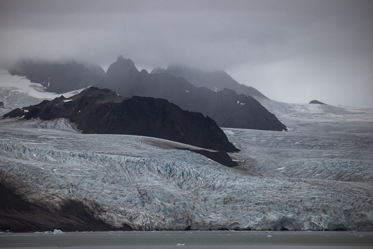 Uzun süreli gözlemlerle çevremizi inceledik. Kutup ayıları dediğimiz zaman, deniz buzu üzerinde avlanan canlılar. Haliyle deniz buzlarının iklim değişikliği ile beraber eriyor olması, kutup ayılarının avlanma alanlarını daraltarak bunların bölgelerini kısıtlıyor. Yani daha kuzey enlemlerde, daha farklı bir noktada bulunuyorlar ve rekabet artıyor, beslenmeleri zayıflıyor. Bu sebeple bu türler belki de yakında yok olacak. Deniz buzunun erimesi, bölgede sürdürülen bazı avcılık türleri, ısınma, besinlerin azalması, kutup ayılarının bu bölgede azalmasının en büyük sebepleri."<br>