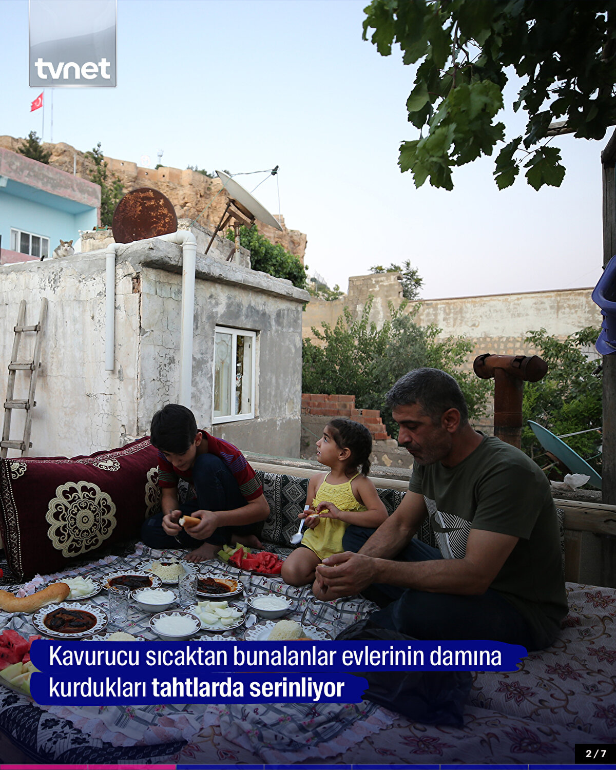 Kavurucu sıcaktan bunalanlar evlerinin damına kurdukları tahtlarda serinliyor