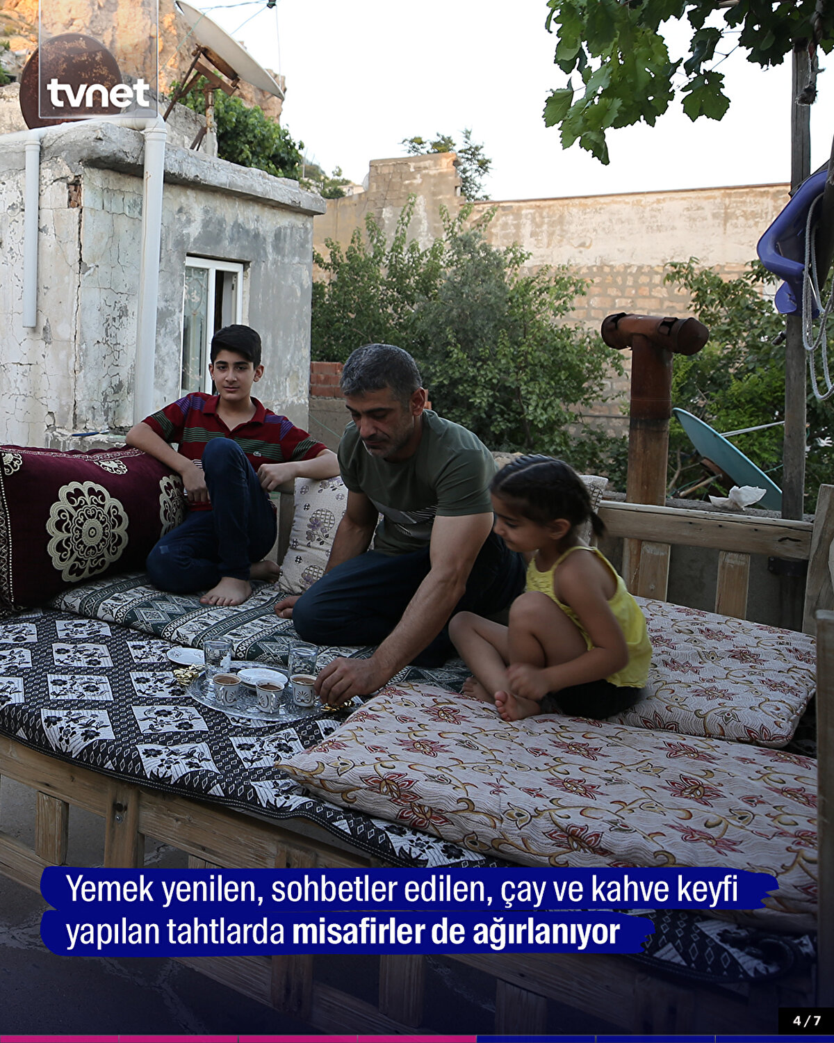 Yemek yenilen, sohbetler edilen, çay ve kahve keyfi yapılan tahtlarda misafirler de ağırlanıyor