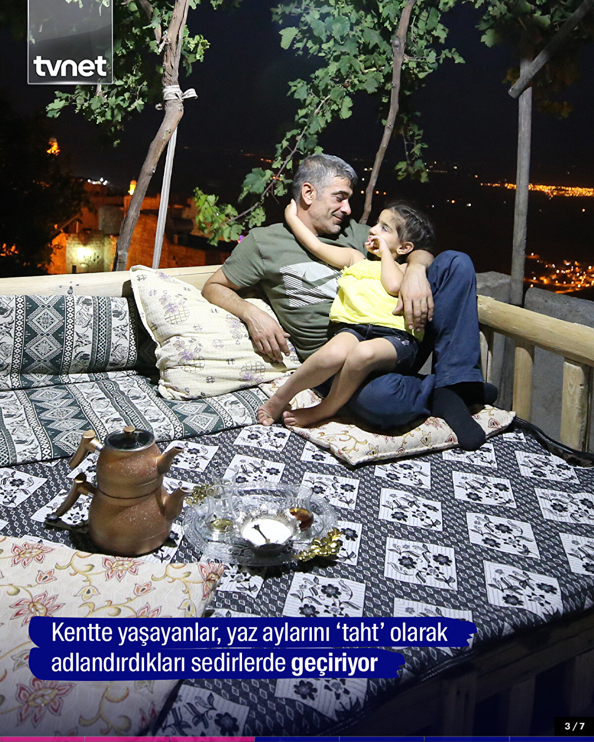 Kentte yaşayanlar, yaz aylarını ‘taht’ olarak adlandırdıkları sedirlerde geçiriyor