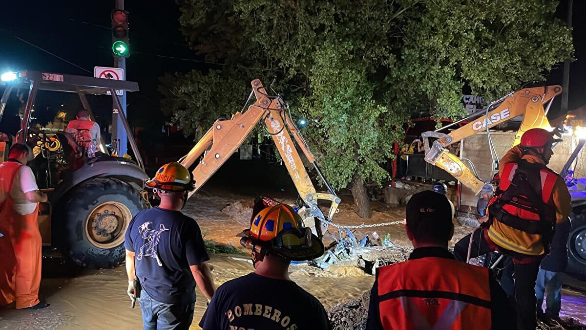 Anne araçtan çıkmayı başardı, ancak suyun yoğun şiddeti nedeniyle kızlarını kurtaramadı" denildi. Acil durum ekipleri, vatandaşları sele karşı dikkatli olmaları konusunda uyardı.