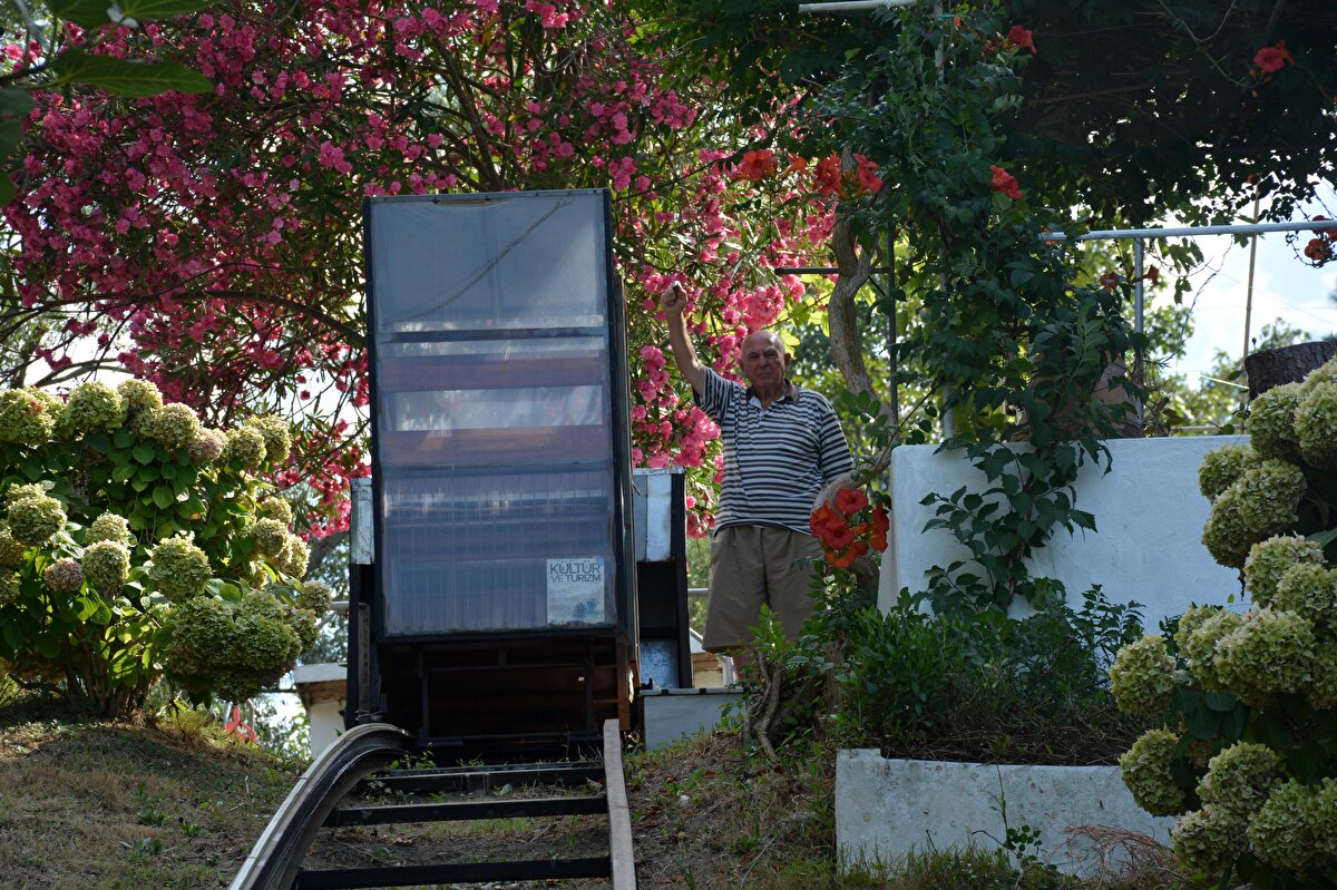 BU SİSTEM BANA GÜÇ VE KUVVET VERİYOR'<br>Sistemi 40 bin liraya mal ettiğini anlatan Demirkol, “50 merdiven var burada. Çıkamadığımız zaman oluyor. Netice itibariyle bu sistem bana güç ve kuvvet veriyor. Yaşama gücü veriyor. Daha önce Ankara'da araştırma yaptım. Asansör şirketlerine baktım. Eşya taşıyorlardı. Benim de aklıma öyle geldi. 'Biz de böyle bir şey yapsak nasıl olur' diye düşündüm. Öyle başladık bu işe. Onlardan ilham aldık. Sonra ustaları getirdim ve onlardan bilgi aldım. Netice itibariyle bugünkü durumu sağladık. Şimdi rahatız. Bu sistem olmasa beni yukarı kadar kim taşır? Buralarda kimse yok. Aşağıda kalırım. Çok şükür bana bu sistem bir güvence" dedi. 