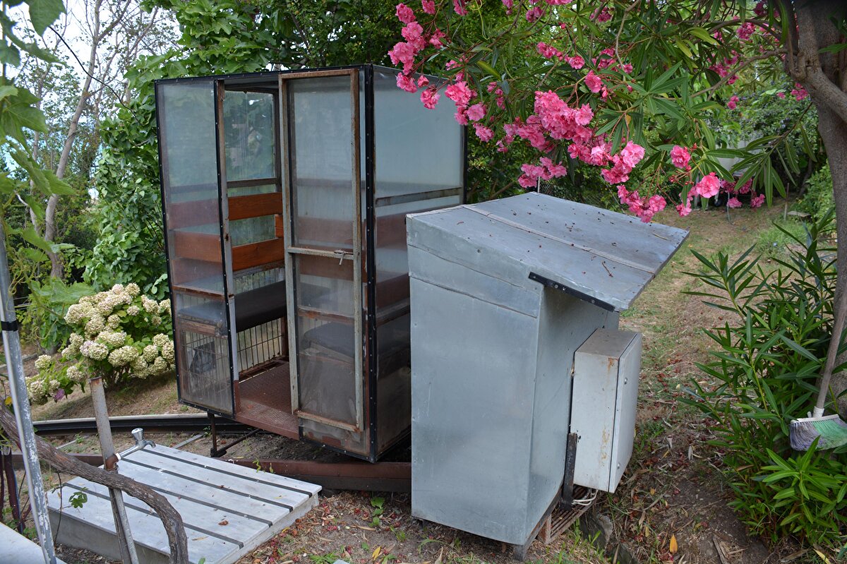 Demirkol, eşi ve misafirlerin eve kolay inip çıkabilmeleri için eğimli arazisine 30 metre uzunluğunda raylı sistem döşetti. Demirkol, sarp arazideki evine, elektrikli motorla çalışan, ray üzerinde hareket eden kabinle ulaşım sağlamaya başladı. 