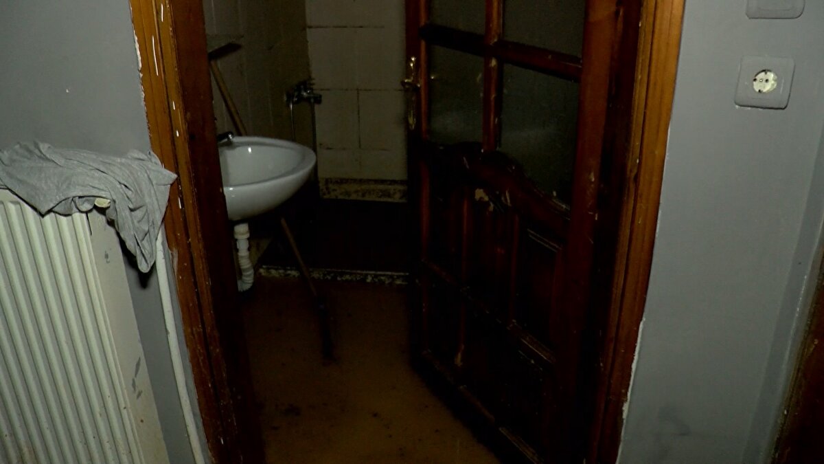 Bülent Turan ise, "Yetkililerden yardım bekliyoruz. Bunu 1 buçuk ay içerisinde ikinci kez yaşıyoruz. Geçen sefer herhangi bir yardım alamadık. Gerekeni kendimiz yaptık, 8 bin lira harcama yaptık. Aldığımız eşyalar çöp oldu" dedi.