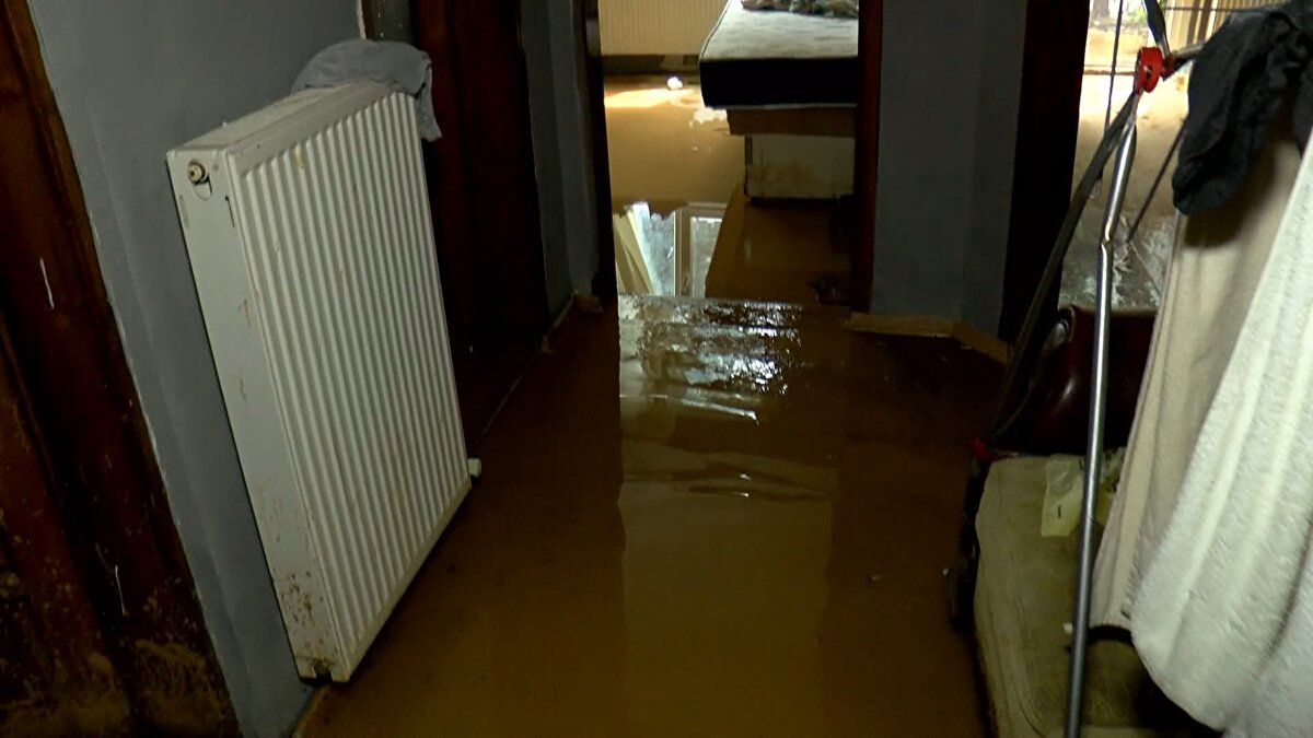 Su baskını sırasında uyuyan Serhat Kaya "Sabah saat 08.00 sıralarında uyandığımda evi su basmıştı. 