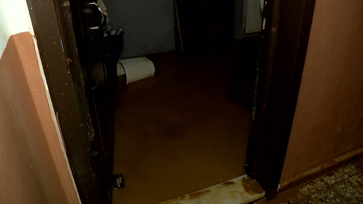 Sarıyer'de 6 işçinin yaşadığı evi su bastı. Ev kullanılamaz hale gelirken işçiler kalacak yerlerinin olmadığını söyledi.