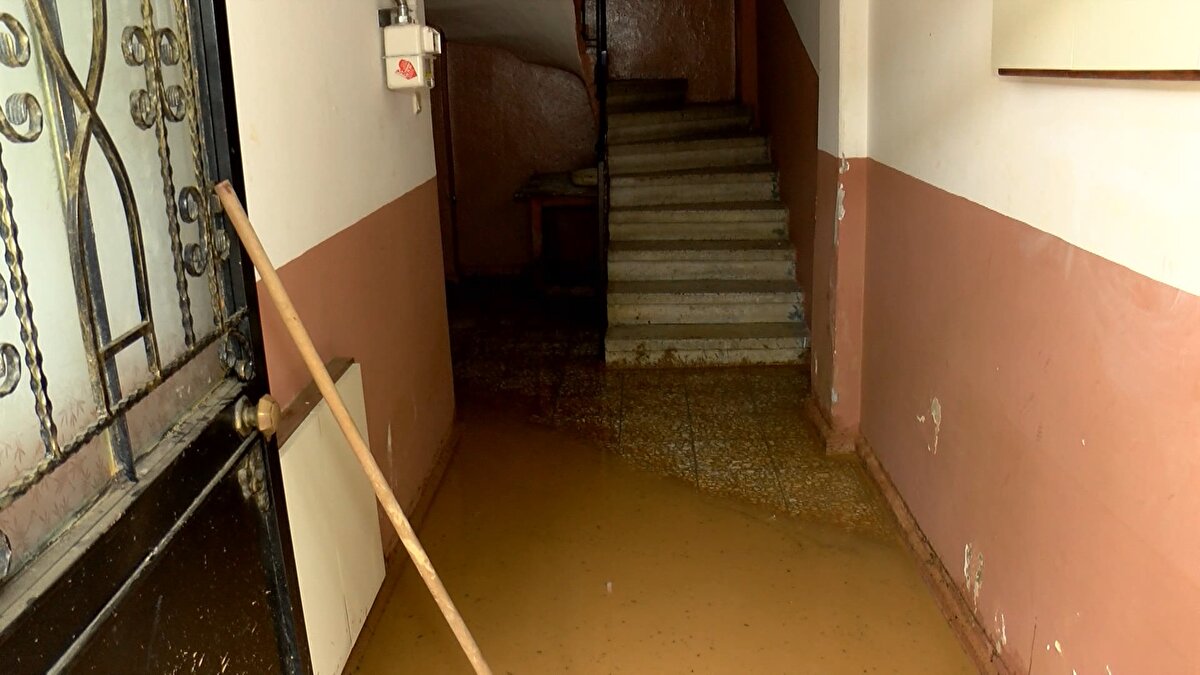 İstanbul genelinde yağış hayatı olumsuz etkilerken, bazı sokak ve iş yerlerinde su baskınları oluştu. 