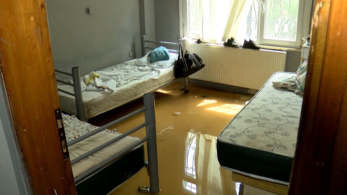  Hasta olan bir arkadaşımız vardı hemen evden çıktık. 1 buçuk ay önce yine aynı şeyi yaşadık. Geçen sefer belediyeye haber verilmişti, gelip temizleyip gitmişlerdi. Kalacak yer yok, ne yapacağımızı bilmiyoruz. Bugün belediye ekiplerinden kimse gelmedi" dedi.