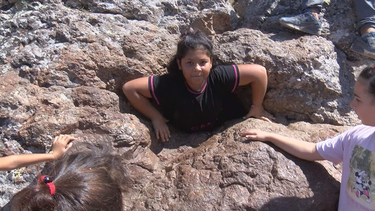 Çilehane mevkisinde bulunan delikli taş, bölgeye gelenlerin ilgisini çekiyor. Delikli taştan geçmek isteyen vatandaşlar, bölgede yoğunluk oluşturdu. Bazı vatandaşlar, delikli taştan geçerken zor anlar yaşadı.