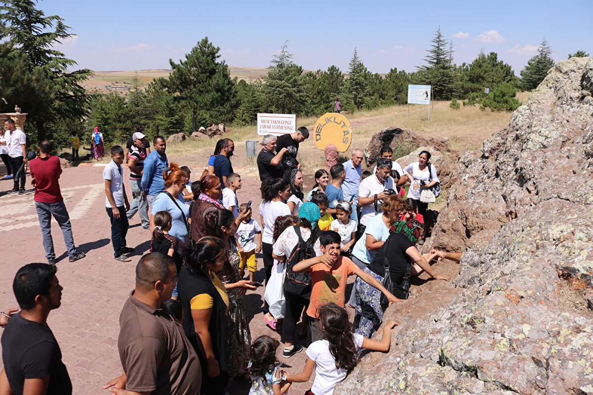 Etkinliklere katılmak için Türkiye'nin yanı sıra, çeşitli Avrupa ülkelerinden ilçeye gelen vatandaşlar, Hacıbektaş ilçesindeki mekanları ziyaret ederek, dua ediyor.