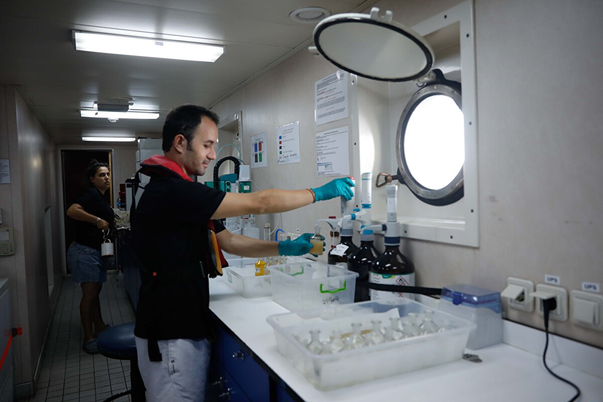 Islak laboratuvar, kuru laboratuvar, biyoloji laboratuvarı, ısı kontrollü laboratuvar ve bilgisayar laboratuvarının bulunduğu gemi ile sefere çıkan ekip, 14 gün boyunca denizin 150 noktasından numuneler alarak laboratuvarlarda inceleme yapacak.<br>