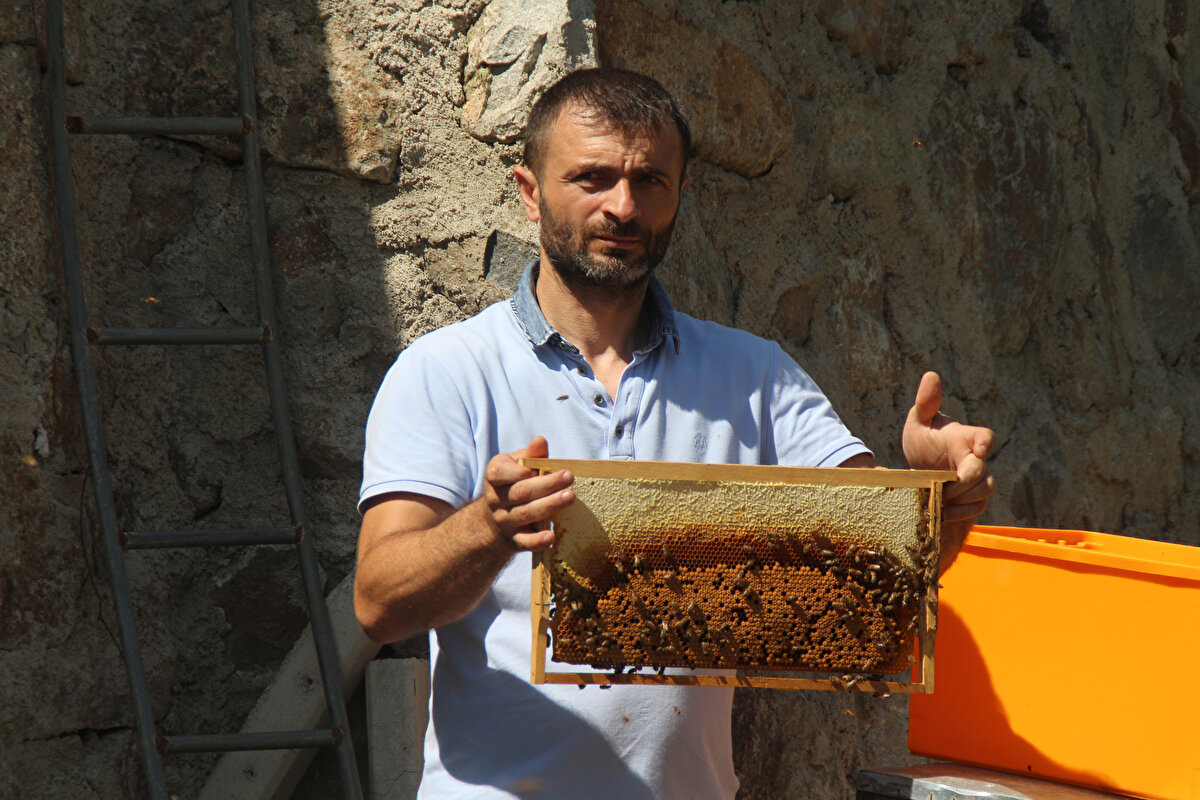 Anzer'de kooperatif sayısının arttığını belirten Kan, "Bizim arzumuz birleşerek tek kooperatif altında ve tek Anzer balı şeklinde satışını yapmak.<br>