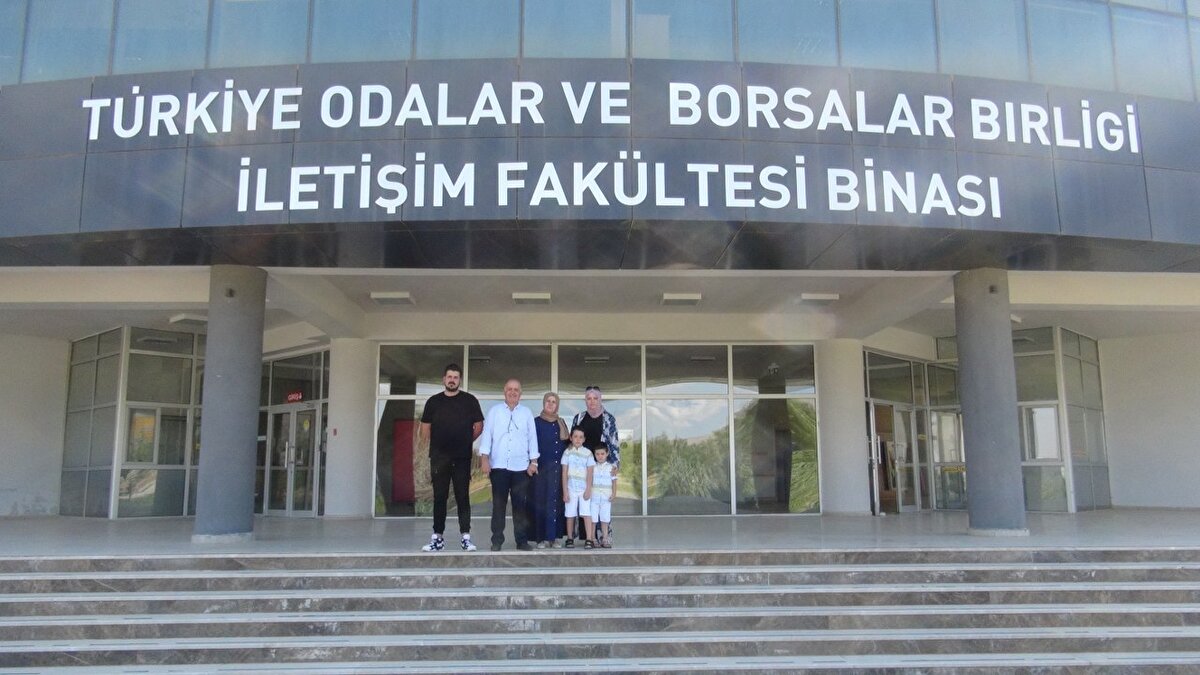 'HANIMIM BENDEN YÜKSEK NOT ALDI'<br>Eşiyle üniversite okuyacağı için çok heyecanlı olduğunu belirten Mahmut Çakır ise "Bu sıralara oturmak bizim için erişilmez bir yerdi. Allah herkese nasip etsin. Gençlere örnek olmak çok güzel bir şey. Yıllarca çocukları çalıştırırken kendimiz de çalışmışız. Ucundan baktık, günde 3-5 soru çözdük. Terzide, dükkanda kendi kendimize çalıştık. Eski kitapları buldukça çalıştık. Hanımım benden yüksek puan aldı" diye konuştu.