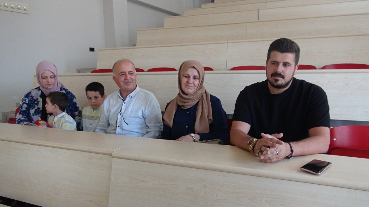 Niğde Ömer Halisdemir Üniversitesi İletişim Fakültesi'ni kazanan çift, Halkla İlişkiler ve Reklamcılık Bölümü'ne yerleşti. Çakır çifti, çocukları ve torunları Yusuf Alp (6) ve Ali Aybars Engin (4) ile birlikte fakülteyi gezerek, öğrenci sıralarına oturup fotoğraf çektirdi.