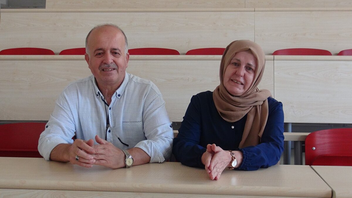 '20 YAŞINDA ARKADAŞLARI OLACAK'<br>Çiftin oğlu Ahmet Enes Çakır da "Ablam öğretmen oldu, ben de arkeolog ve dalgıcım. Ailecek okumanın duygusunu yaşayacaklar. Onlar da bizim ne yaşadığımızı, üniversite ortamını kendileri görecek. 20 yaşında arkadaşları olacak. Hoş bir duygu" dedi. 