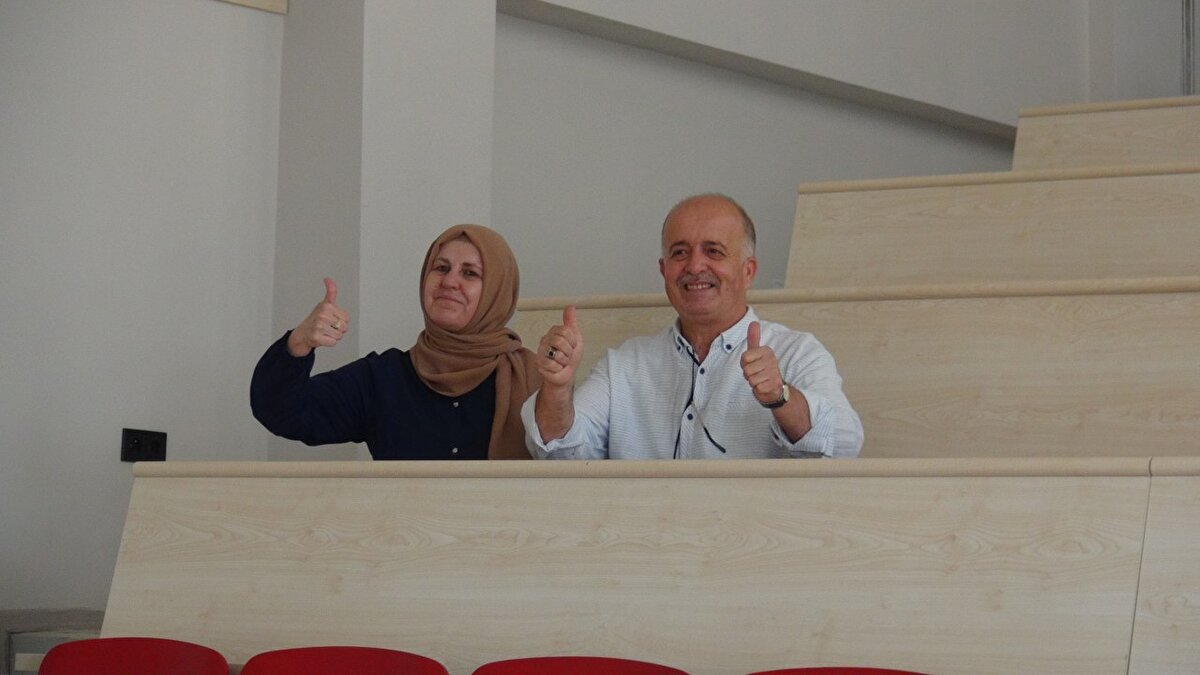  Yıllardır özlemini çektikleri üniversite hayatını tatmak isteyen çift, yaptıkları hazırlık ardından Yükseköğretim Kurumları Sınavı'na (YKS) girdi. Ayşe Çakır, 274.92, Mahmut Çakır ise 267.65 puan aldı. 