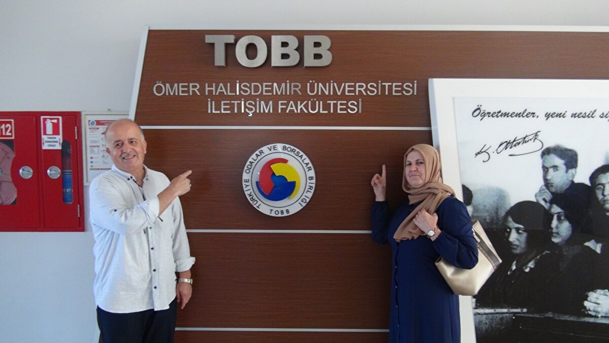 'HAYATI BİRLİKTE YAŞAMAK LAZIM'<br>Hayallerini gerçekleştirdiği için mutlu olduğunu söyleyen Ayşe Çakır, "İki çocuğumuzu okutmak için birçok şeyden vazgeçtik. Artık onlar hayatlarını kurmaya başlayınca onların da desteğiyle karı-koca beraber hayatın devam ettiğini de göstermek istedik gençlere. İmza atarken sadece 'iyi günde kötü günde, hastalıkta sağlıkta' diyoruz ya, hayatı birlikte yaşamak lazım. Okulda da sınıfta da birlikte yaşamak lazım. Biz de eşimle bunun için uğraştık. Çok şükür nasip oldu. Aynı sınıfı aynı bölümü okuyacağız. Mutluyuz. Bize 'Okuyup da ne yapacaksın?' diyenler oldu. Okumanın yaşı yok. Herkesin mutlaka kendilerini geliştirmek için okuması gerekiyor" dedi.