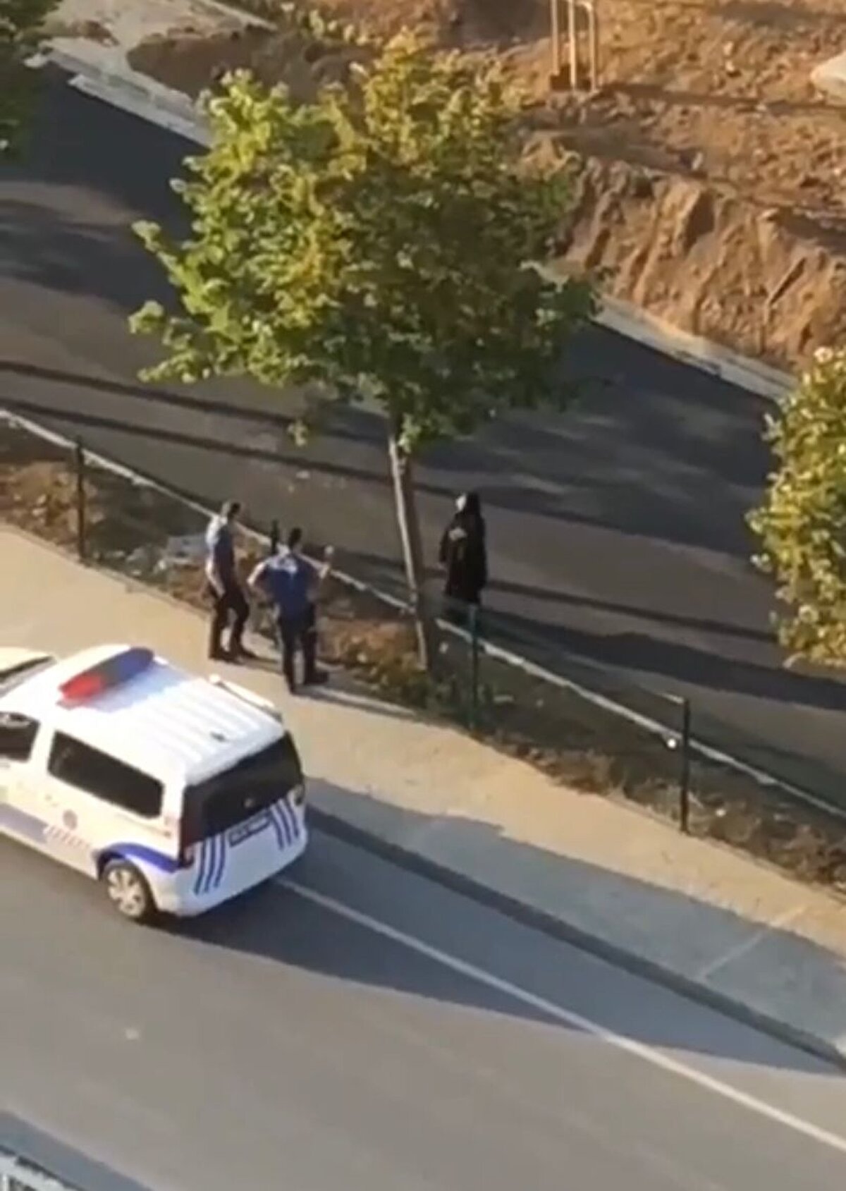 Şahin çifti de evlerine döndü. İnşaat işçilerinden Hüsnü Çelik, "Biz burada çalışıyorduk. Etraftakiler 'birine elektrik çarpmış' dedi. <br><br>