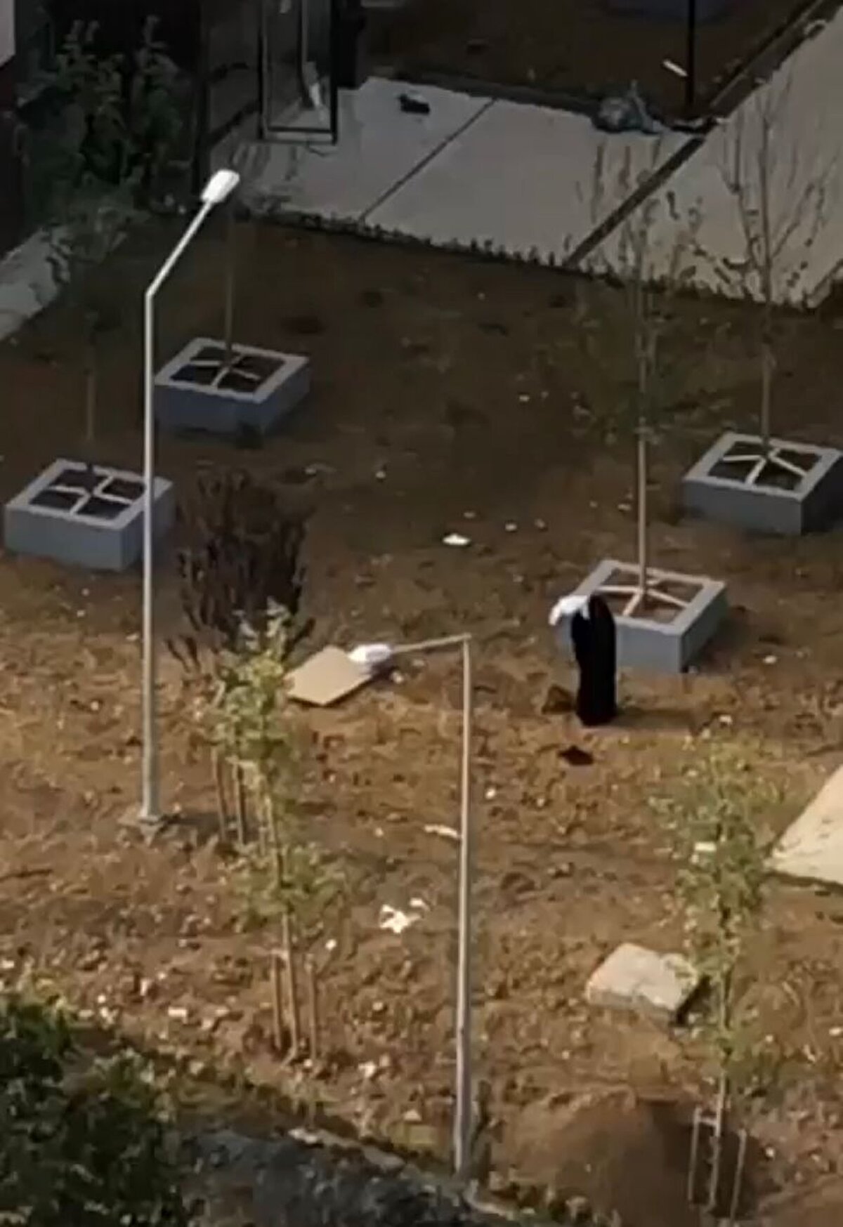 Esenler 15 Temmuz Mahallesi'nde önceki akşam saatlerinde Fikriye Şahin ve kocası Suphi Şahin inşaat alanına kaçak yollarla girdi. Kadın burada bir anda kocasını mezara gömer gibi toprağa gömdü ve başında dua etmeye başladı.<br><br>