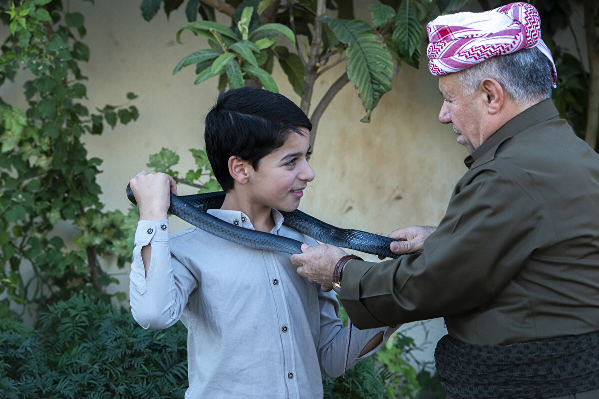 "Nerde yılan görülse bana haber veriyorlar"<br><br>Emin, 1984 yılından bu yana yılan yakaladığını belirterek, "Yılanları bir süre yanımda tutuyor, sonra bırakıyordum. Evlenince ve çoluk çocuğa karışınca evde beslemeye başladım" dedi.